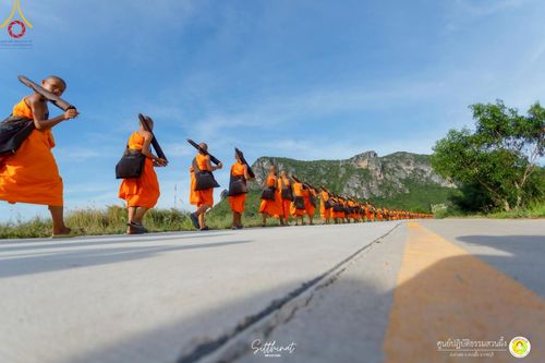 ภาพ No.222167:วันที่ 26-27 เมษายน พ.ศ. 2568 ศูนย์ปฏิบัติธรรมสวนผึ้ง ร่วมกับ ธุดงค์คสถานประจวบคีรีขันธ์ และวัดอ่าวน้อย  จัดกิจกรรมเดินธรรมยาตรา ตักบาตรข้าวสารอาหารแห้ง และจุดประทีปถวายเป็นพุทธบูชา ณ วัดอ่าวน้อย จ.ประจวบคีรีขันธ์