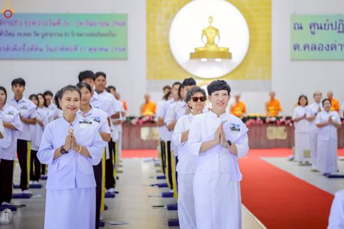 ภาพ No.249092:วันที่ 26-28 กันยายน พ.ศ. 2568 โครงการอบรม อุบาสกแก้ว อุบาสิกาแก้ว รุ่นที่ 3  ณ ศูนย์ปฏิบัติธรรมสมุทรปราการ ได้รับความเมตตาจากคณะสงฆ์ในพื้นที่  รวมถึงผู้บริหารสถานศึกษา ที่นำนักเรียนระดับมัธยมปลาย  มารับฟังข้อมูลเพื่อที่จะเป็นกำลังสำคัญ ในการเข้าร่วมขบวน