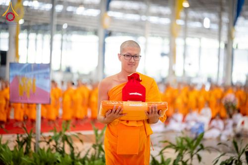 ภาพ No.237459:วันอาทิตย์ที่ 10 สิงหาคม พ.ศ.2568 พิธีมอบใบประกาศเกียรติคุณ โครงการสอบบาลี "ฉลองแชมป์" บูชาธรรม 80 ปี หลวงพ่อธัมมชโย ประจำปี 2568 และ พิธีมอบดวงแก้วสามเณรทรงบาลีไวยากรณ์ ณ สภาธรรมกายสากล วัดพระธรรมกาย ปทุมธานี