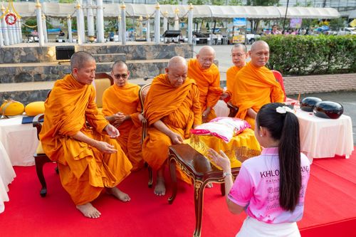 ภาพ No.150820:พิธีเจริญพระพุทธมนต์ และทำบุญตักบาตรแด่คณะสงฆ์ จำนวน 121 รูป เนื่องในโอกาสฉลองครบรอบ 120 ปี อำเภอคลองหลวง จังหวัดปทุมธานี เพื่อถวายเป็นพุทธบูชา ช่วยเหลือผู้ประสบความเดือดร้อนจากอุทกภัย และคณะสงฆ์ 323 วัด 4 จังหวัดชายแดนภาคใต้ วันเสาร์ที่ 31 สิงหาคม พ.ศ. 