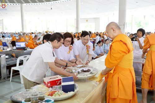 ภาพ No.231918:วันที่ 5 กรกฎาคม พ.ศ. 2568 พิธีถวายภัตตาหารเมนูสวรรค์ เพื่อการบรรลุธรรม ณ หอฉันคุณยายอาจารย์ฯ วัดพระธรรมกาย