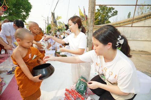 ภาพ No.135414:โครงการตักบาตรข้าวสารอาหารแห้งพระภิกษุสามเณร ๑,๐๐๐ รูป วันอังคารที่ ๙ เมษายน พ.ศ.๒๕๖๗ ณ ถนนหน้าที่ว่าการอำเภอคลองขลุง (เส้นเลียบแม่น้ำปิง) ตำบลคลองขลุง อำเภอคลองขลุง จังหวัดกำแพงเพชร