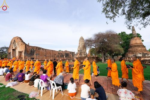 ภาพ No.138545:พิธีตักบาตร วัดราชบูรณะ จ.พระนครศรีอยุธยา วันที่ 25 พฤษภาคม พ.ศ.2567