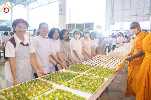 ภาพ No.202323:พิธีถวายภัตตาหารเป็นสังฆทาน แด่พระธรรมยาตรา ณ วัดพระธรรมกาย ตำบลคลองสาม อำเภอคลองหลวง จังหวัดปทุมธานี ในโครงการธรรมยาตรา กตัญญูบูชา มหาปูชนียาจารย์ พระมงคลเทพมุนี(สด จนฺทสโร) พระผู้ปราบมาร อนุสรณ์สถาน 7 แห่ง ปีที่ 13 วันที่ 27 มกราคม พ.ศ. 2568