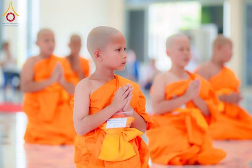 ภาพ No.216894:วันเสาร์ที่ 5 เมษายน พ.ศ. 2568 พิธีตัดปอยผม พิธีขอขมาผู้ปกครอง พิธีมอบบาตรและผ้าไตร พิธีบรรพชา ณ ศูนย์ปฏิบัติธรรมและศูนย์อบรมเยาวชนพระนครศรีอยุธยา ต.พุทเลา อ.บางปะหัน จ.พระนครศรีอยุธยา