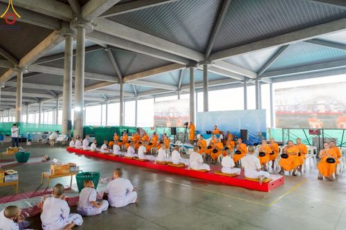 ภาพ No.214611:วันศุกร์ที่ 4 เมษายน พ.ศ.2568 นาคธรรมทายาทตักบาตรพระพี่เลี้ยง ในโครงการบรรพชาสามเณร ฟื้นฟูพระพุทธศาสนาทั่วไทย ณ วิหารคด 22 วัดพระธรรมกาย