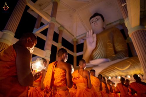 ภาพ No.76575:คณะสงฆ์และสามเณรบังกลาเทศ ปฎิบัติธรรมและจุดโคมประทีปถวายเป็นพุทธบูชา วันที่ 17 กุมภาพันธ์ พ.ศ. 2566