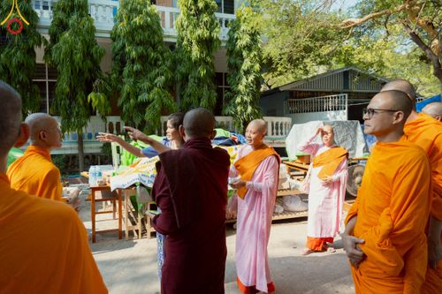 ภาพ No.220324:วันที่ 17 เมษายน พ.ศ. 2568 ผู้แทนวัดพระธรรมกาย ลงพื้นที่เยียวยา ซับน้ำตาเหยื่อแผ่นดินไหวมัณฑะเลย์