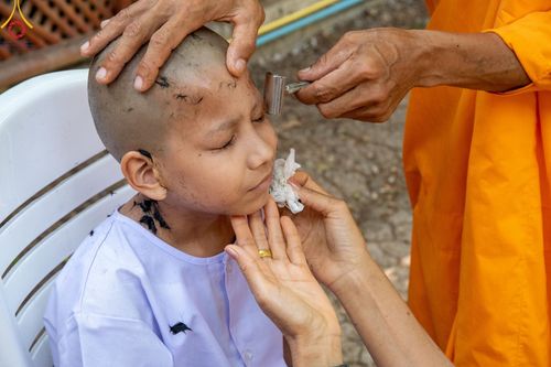 ภาพ No.59140:พิธีปลงผมและแห่นาคธรรมทายาท ในโครงการบรรพชาสามเณร ภาคฤดูร้อน เฉลิมพระเกียรติพระบาทสมเด็จพระเจ้าอยู่หัว เนื่องในโอกาส  พระราชพิธีมหามงคลเฉลิมพระชนมพรรษา 6 รอบ  ปลงผมนาคในวันที่ 21 เมษายน พ.ศ 2567 ณ วัดกลางธนรินทร์ (ธรรมอุทยานบ้านแป้ง)