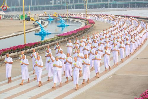 ภาพ No.216970:วันเสาร์ที่ 12 เมษายน พ.ศ. 2568 พิธีเวียนประทักษิณรอบพระมหาธรรมกายเจดีย์  พิธีวันทาเจดีย์ พิธีขอขมาและมอบผ้าไตร ในโครงการอุปสมบทหมู่ บูชาธรรมหลวงพ่อธัมมชโย, โครงการธรรมทายาท ระดับอุดมศึกษา รุ่นที่ 52 ,  โครงการบวชพระนานาชาติ AEC & WAB CEO รุ่นที่ 4 , ณ ว