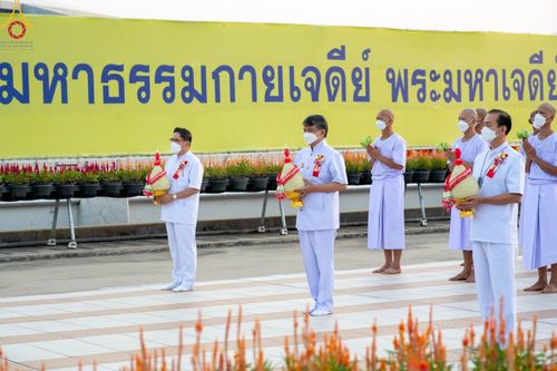 ภาพ No.101441:พิธีเวียนประทักษิณ, พิธีวันทาเจดีย์, พิธีขอขมาและมอบผ้าไตร ในโครงการอุปสมบทหมู่ รุ่นบูชาธรรมมหาปูชนียาจารย์ ณ วัดพระธรรมกาย ในวันที่ 9 ธันวาคม พ.ศ. 2566