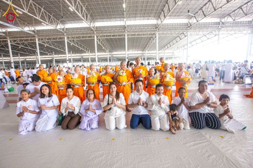 ภาพ No.134997:พิธีถวายบาตรแด่นาคธรรมทายาท ในโครงการบรรพชาสามเณรฟื้นฟูพระพุทธศาสนาทั่วไทย ณ สภาธรรมกายสากล วัดพระธรรมกาย จ.ปทุมธานี วันเสาร์ที่ 6 เมษายน พ.ศ. 2567