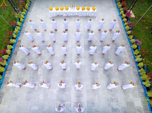 ภาพ No.228878:วันเสาร์ที่ 14 มิถุนายน พ.ศ. 2568 พิธีเวียนประทักษิณ , พิธีขอขมารับผ้าไตร ในโครงการบรรพชาอุปสมบทหมู่ ผู้บริหารรุ่นที่ 15 และ อุดมศึกษา รุ่นที่ 52 ณ โบสถ์พระไตรปิฎก วัดพระธรรมกาย