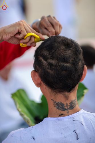 ภาพ No.180015:พิธีปลงผมนาคธรรมทายาท ในโครงการอุปสมบทหมู่ บูชาธรรมมหาปูชนียาจารย์ (ศูนย์อบรมวัดพระธรรมกาย) วันที่ 1 ธันวาคม พ.ศ. 2567 ณ ลานธรรมหารัตนวิหารคด วัดพระธรรมกาย จ.ปทุมธานี