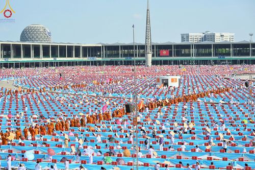 ภาพ No.221579:วันอังคารที่ 22 เมษายน พ.ศ. 2568 ภาพพิธีถวายมหาสังฆทานคณะสงฆ์ 40,000 กว่าวัดทั่วประเทศ เนื่องในวันคุ้มครองโลก ชุดที่ 2 (ปลื้มให้สมการรอคอย) ณ ลานธรรมพระมหาธรรมกายเจดีย์ วัดพระธรรมกาย