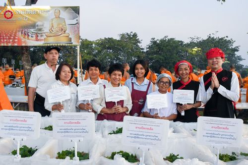 ภาพ No.106707:พิธีถวายภัตตาหารเป็นสังฆทาน แด่คณะพระธรรมยาตราฯ ในโครงการธรรมยาตรากตัญญูบูชา มหาปูชนียาจารย์ พระมงคลเทพมุนี(สด จนฺทสโร) พระผู้ปราบมาร อนุสรณ์สถาน 7 แห่ง ปีที่ 12 วันที่ 6 มกราคม พ.ศ. 2567 ณ อนุสรณ์สถานโลตัสแลนด์ จ.สุพรรณบุรี