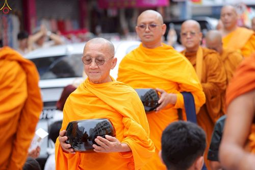 ภาพ No.236948:วันอาทิตย์ที่ 10 สิงหาคม พ.ศ. 2568 มหาสังฆทานครั้งยิ่งใหญ่ ตักบาตรพระ 10,000 รูป ถ.นิพัทธ์อุทิศ 3 ใจกลางนครหาดใหญ่ จ.สงขลา