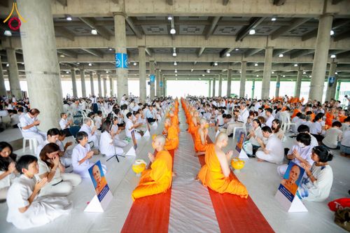 ภาพ No.62578:พิธีถวายบาตรเเละไทยธรรม ในโครงการอุปสมบทหมู่ บูชาธรรมหลวงพ่อธัมมชโย พ.ศ.2567 ณ ลานธรรม พระมหาธรรมกายเจดีย์ วันที่ 13 เมษายน พ.ศ.2567