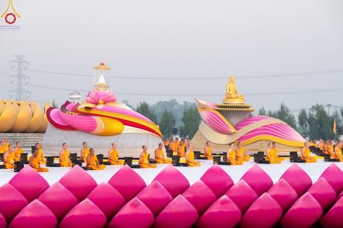 ภาพ No.198625:พระธรรมยาตราปฏิบัติธรรม และถ่ายภาพหมู่ประวัติศาสตร์ ณ อนุสรณ์สถานบางปลา วัดบางปลา อำเภอบางเลน จังหวัดนครปฐม ในโครงการธรรมยาตรา กตัญญูบูชา มหาปูชนียาจารย์ พระมงคลเทพมุนี(สด จนฺทสโร) พระผู้ปราบมาร อนุสรณ์สถาน 7 แห่ง ปีที่ 13 วันที่ 20 มกราคม พ.ศ. 2568