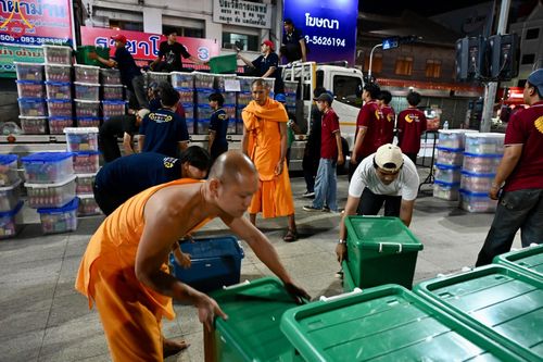 ภาพ No.126790:V.30 เต็มที่ เพื่อโคราช การเตรียมงาน ปฏิบัติงาน และเก็บงาน ของเจ้าหน้าที่หน่วยงานต่างๆ ทุกภาคส่วน เพื่อพิธีทำบุญเมืองนครราชสีมา ฉลอง 556 ปี ตักบาตรพระ 10,000 รูป ในวันเสาร์ที่ 2 มีนาคม พ.ศ.2567 ณ อนุสาวรีย์ท้าวสุรนารี จ.นครราชสีมา จัดโดย คณะสงฆ์จังหวัดนค