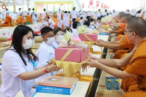 ภาพ No.85382:พิธีถวายมหาสังฆทานคณะสงฆ์ 2000 กว่าวัดทั่วประเทศปีที่ 23, พิธีถวายไทยธรรมคณะสงฆ์ 323 วัด 4 จังหวัดชายแดนภาคใต้, พิธีมอบปัจจัยช่วยเหลือครู 4 จังหวัดชายแดนภาคใต้ ณ สภาธรรมกายสากล วัดพระธรรมกาย ในวันสมาธิโลก อาทิตย์ที่ 6 สิงหาคม พ.ศ. 2566