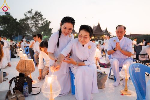 ภาพ No.112190:พิธีจุดประทีปถวายเป็นพุทธบูชา และบูชาธรรมมหาปูชนียาจารย์ พระมงคลเทพมุนี(สด จนฺทสโร) ในโครงการธรรมยาตรา กตัญญูบูชา มหาปูชนียาจารย์ พระมงคลเทพมุนี(สด จนฺทสโร) พระผู้ปราบมาร อนุสรณ์สถาน 7 แห่ง ปีที่ 12 วันที่ 14 มกราคม พ.ศ. 2567 ณ วัดสองพี่น้อง อ.สองพี่น้อง