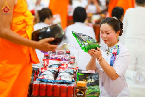 ภาพ No.61277:พิธีตักบาตรฉลองพระใหม่ รุ่นบูชาธรรมโครงการ 1-2 โครงการบรรพชาอุปสมบทหมู่ธรรมทายาท บูชาธรรมหลวงพ่อธัมมชโย 80 ปี ณ โถงช้างสำนักงานใหญ่ วัดพระธรรมกาย วันที่ 20 เมษายน พ.ศ. 2567