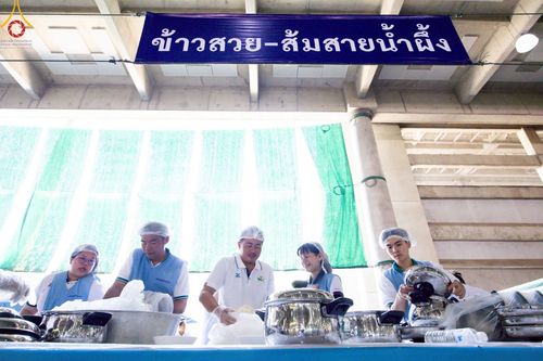 ภาพ No.219423:วันอังคารที่ 22 เมษายน พ.ศ. 2568 พิธีมอบปัจจัยช่วยเหลือครู 4 จังหวัดชายแดนภาคใต้ , พิธีกล่าวคำถวายอุปกรณ์ เพื่อเตรียมการต้อนรับคณะสงฆ์ฯ , พิธีกล่าวคำถวายภัตตาหารเป็นสังฆทาน , คณะสงฆ์ฉันภัตตาหารเพล  เนื่องในวันคุ้มครองโลก พิธีถวายมหาสังฆทานแด่คณะสงฆ์