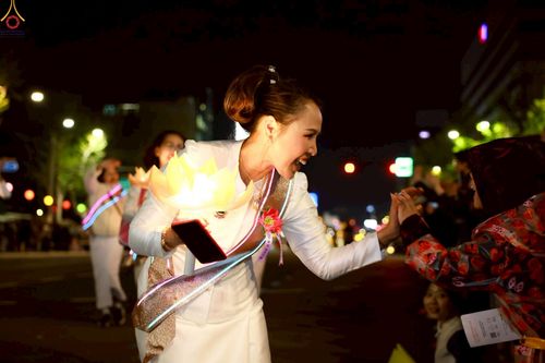 ภาพ No.229577:วันเสาร์ที่ 26 เมษายน พ.ศ. 2568 คณะพระภิกษุสามเณรในโครงการบรรพชาหมู่ 81 รูป  วัดภาวนาโซล ประเทศเกาหลีใต้ ได้ร่วมกับคณะสาธุชนคนไทยในเกาหลีใต้  ร่วมกันเดินขบวนอัญเชิญโคมดอกบัว  เพื่อบูชาแด่องค์สมเด็จพระสัมมาสัมพุทธเจ้า  ในงานเทศกาลวิสาขบูชานานาชาติ ประจำปี