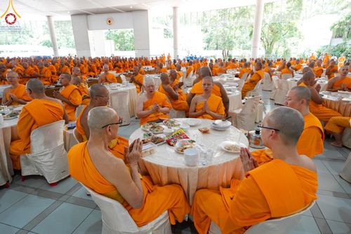 ภาพ No.143201:พิธีถวายภัตตาหารเพื่อเป็นกำลังแห่งการเข้าถึงธรรม ของพระภิกษุสามเณร วัดพระธรรมกาย วันเสาร์ที่ 6 กรกฏาคม พ.ศ. 2567 ณ หอฉันคุณยายอาจารย์ วัดพระธรรมกาย จ.ปทุมธานี
