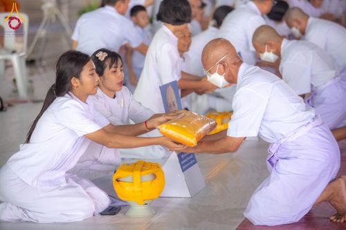 ภาพ No.62750:พิธีขอขมามอบผ้าไตร ในโครงการอุปสมบทหมู่ บูชาธรรมหลวงพ่อธัมมชโย พ.ศ.2567  โครงการอุปสมบทหมู่ธรรมทายาท ระดับอุดมศึกษา รุ่นที่51 (ภาคฤดูร้อน) โครงการบวชพระนานาชาติ AEC และ WAB รุ่นผู้บริหาร(รุ่นที่2) ณ ลานธรรม พระมหาธรรมกายเจดีย์ วันที่ 13 เมษายน พ.ศ. 2567