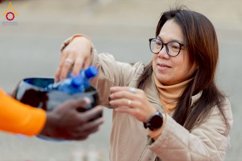 ภาพ No.233018:วันอาทิตย์ 29 มิถุนายน พ.ศ. 2568 กิจกรรมอบรมธรรมทายาทแอฟริกาใต้  ปฏิบัติธรรมสร้างสันติสุขภายใน แสงแห่งพุทธธรรมสู่แผ่นดินแอฟริกาใต้ ณ บริเวณหน้าวัดพระธรรมกายโจฮันเนสเบิร์ก