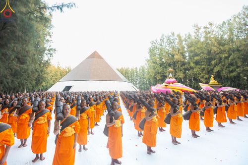 ภาพ No.189218:พระธรรมยาตราปฏิบัติธรรม และถ่ายภาพหมู่ประวัติศาสตร์ ในโครงการธรรมยาตรา กตัญญูบูชา มหาปูชนียาจารย์ พระมงคลเทพมุนี(สด จนฺทสโร) พระผู้ปราบมาร อนุสรณ์สถาน 7 แห่ง ปีที่ 13 วันที่ 4 มกราคม พ.ศ. 2568 ณ อนุสรณ์สถานมหาวิหารพระมงคลเทพมุนี (โลตัสแลนด์) อ.สองพี่น้อง