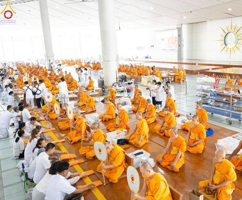 ภาพ No.122887:พิธีสวดพระพุทธมนต์ พิธีทอดผ้าบังสุกุล และพิธีถวายภัตตาหาร เป็นสังฆทานแด่พระภิกษุ สามเณร เนื่องในวันมหาปูชนียาจารย์ วันเสาร์ที่ 3 กุมภาพันธ์ พ.ศ. 2567 ณ หอฉันคุณยายอาจารย์ฯ วัดพระธรรมกาย