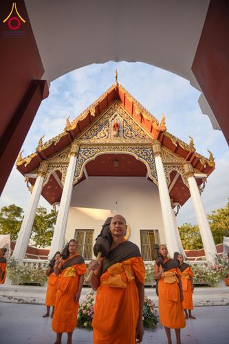 ภาพ No.197079:พระธรรมยาตราปฏิบัติธรรม และถ่ายภาพหมู่ประวัติศาสตร์ ณ วัดโบสถ์(บน) ตำบลบางคูเวียง อำเภอบางกรวย จังหวัดนนทบุรี ในโครงการธรรมยาตรา กตัญญูบูชา มหาปูชนียาจารย์ พระมงคลเทพมุนี(สด จนฺทสโร) พระผู้ปราบมาร อนุสรณ์สถาน 7 แห่ง ปีที่ 13 วันที่ 18 มกราคม พ.ศ. 2568