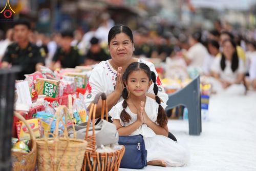 ภาพ No.146261:ตักบาตรพระ 1,384 รูป ทำบุญเมืองฝางครบรอบ 1,383 ปี ถวายเป็นพระราชกุศลแด่พระบาทสมเด็จพระเจ้าอยู่หัว เนื่องในโอกาสพระราชพิธีมหามงคล เฉลิมพระชนมพรรษา 6 รอบ 72 พรรษา วันเสาร์ที่ 27 กรกฎาคม พ.ศ.2567  ณ ถนนหน้าที่ว่าการอำเภอฝาง จ.เชียงใหม่