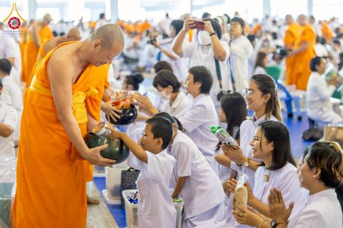 ภาพ No.277014:วันอาทิตย์ที่ 7 ธันวาคม พ.ศ. 2568 พิธีตักบาตรอาทิตย์ต้นเดือน ณ บ้านแก้วเรือนทองคุณยายฯ วัดพระธรรมกาย