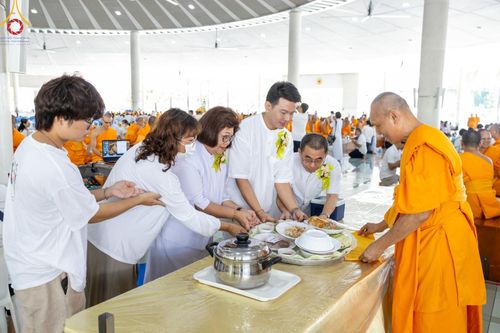 ภาพ No.165798:พิธีถวายภัตตาหารเมนูสวรรค์ วันที่ 26 ตุลาคม พ.ศ. 2567 ณ หอฉันคุณยายอาจารย์ฯ วัดพระธรรมกาย