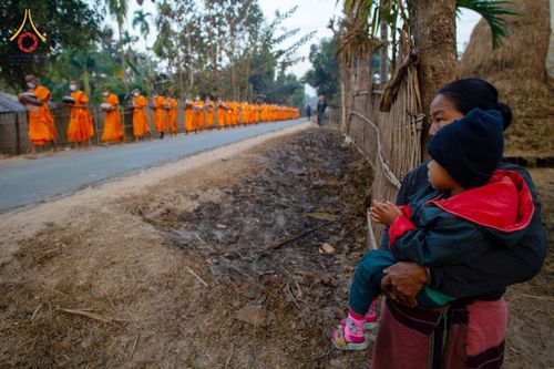 ภาพ No.76403:คณะสงฆ์และสามเณรบิณฑบาต ประเทศบังกลาเทศ วันที่ 11 กุมภาพันธ์ พ.ศ. 2566