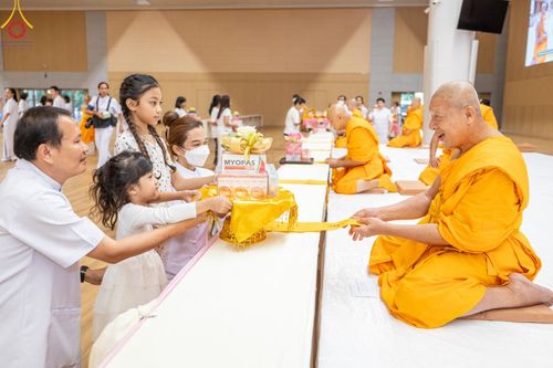 ภาพ No.149082:พิธีถวายคิลานเภสัชและอุปกรณ์ทางการแพทย์ เนื่องในวันธรรมชัย วันอาทิตย์ที่ 18 สิงหาคม พ.ศ. 2567 ณ ห้องแก้วสารพัดนึก 2 สภาธรรมกายสากล วัดพระธรรมกาย