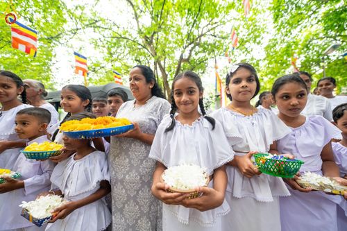 ภาพ No.140703:PhotoStory มหาศรัทธา ธรรมยาตราศรีลังกา EP.4 โครงการสยาม-ลังกา ธรรมยาตรา ฉลองเทศกาลวิสาขบูชาแห่งชาติ ศรีลังกา  บูชาธรรม 80 ปีหลวงพ่อธัมมชโย เส้นทางจาก เมืองดัมบูลลา ไปยัง เมืองมาตะเล  ตั้งแต่วันที่ 17-20 พฤษภาคม พ.ศ. 2567