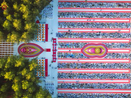 ภาพ No.107395:พิธีตักบาตรพระธรรมยาตราฯ ในโครงการธรรมยาตรากตัญญูบูชา มหาปูชนียาจารย์ พระมงคลเทพมุนี(สด จนฺทสโร) พระผู้ปราบมาร ปีที่ 12 ณ อนุสรณ์สถานมหาวิหารพระมงคลเทพมุนี อ.สองพี่น้อง จ.สุพรรณบุรี วันที่ 7 มกราคม พ.ศ. 2567