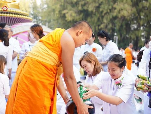 ภาพ No.190240:พิธีตักบาตรพระธรรมยาตรา ณ อนุสรณ์สถานลำดับที่ 1 สถานที่เกิดด้วยรูปกายเนื้อ อนุสรณ์สถานมหาวิหารพระมงคลเทพมุนี (โลตัสแลนด์) อ.สองพี่น้อง จ.สุพรรณบุรี ในโครงการธรรมยาตรา กตัญญูบูชา มหาปูชนียาจารย์ พระมงคลเทพมุนี(สด จนฺทสโร) พระผู้ปราบมาร อนุสรณ์สถาน 7 แห่ง 