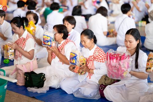 ภาพ No.149923:พิธีตักบาตร , พิธีปฎิบัติธรรม , พิธีถวายภัตตาหารเมนูสวรรค์ ในพรรษาแห่งการเข้าถึงธรรม วันธรรมชัย วันอังคารที่ 27 สิงหาคม พ.ศ.2567 ณ สภาธรรมกายสากล วัดพระธรรมกาย