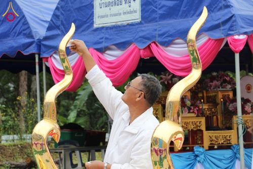 ภาพ No.174117:พิธีวางศิลาฤกษ์มหาสมบัติ โปรยรัตนชาติบ่อมงคลเศรษฐี ติดแผ่นทอง ลูกนิมิต - ช่อฟ้า เพื่อสถาปนาสร้างอุโบสถ บูชาธรรม 80 ปีหลวงพ่อธัมมชโย ณ วัดทุ่งเจริญธรรม อ.อมก๋อย จ.เชียงใหม่ วันที่ 8 พฤศจิกายน พ.ศ. 2567