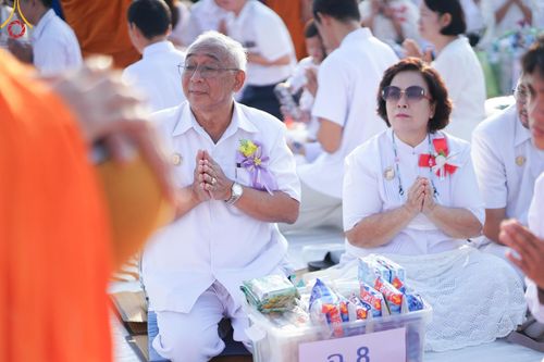 ภาพ No.180438:พิธีตักบาตรพระ ๑,๐๐๐ รูป ฉลองเมืองลำปาง ๑,๓๔๔ ปี วันเสาร์ที่ ๗ ธันวาคม พ.ศ. ๒๕๖๗ ณ ลานพระบรมราชานุสาวรีย์ พระนเรศวรมหาราช อ.เกาะคา จ.ลำปาง