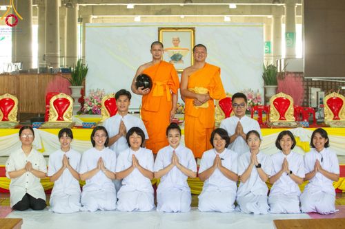 ภาพ No.115491:พิธีตักบาตรฉลองพระใหม่ ในโครงการอุปสมบทหมู่บูชาธรรม 115 ปี คุณยายอาจารย์มหารัตนอุบาสิกาจันทร์ ขนนกยูง วันที่ 19  มกราคม พ.ศ. 2567 ณ มหารัตนวิหารคด วัดพระธรรมกาย