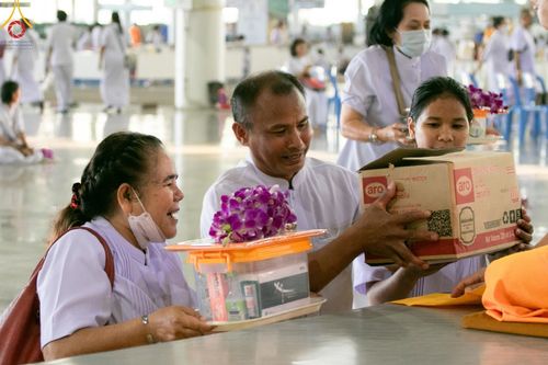 ภาพ No.123038:พิธีตักบาตร และพิธีบูชาข้าวพระ ในวันอาทิตย์ต้นเดือนที่ 4 กุมภาพันธ์ พ.ศ. 2567 ณ วัดพระธรรมกาย จ.ปทุมธานี