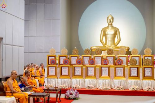 ภาพ No.230956:วันอังคารที่ 1 กรกฎาคม พ.ศ. 2568 ผู้ว่าราชการจังหวัดปทุมธานี เป็นประธานพิธีต้อนรับ สัญญาบัตร พัดยศ พระครูสัญญาบัตรสายต่างประเทศ วัดพระธรรมกาย ประจำปี พ.ศ. 2568 จำนวน 19 รูป