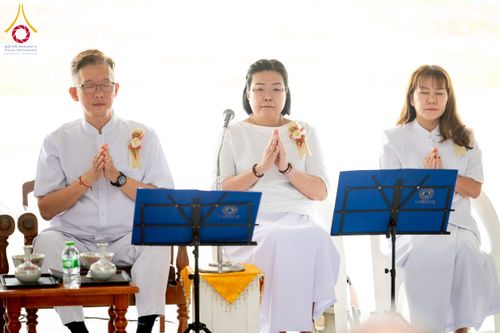 ภาพ No.225941:วันเสาร์ที่ 24 พฤษภาคม พ.ศ. 2568 พิธีถวายสังฆทาน 323 วัด ปีที่ 21 ครั้งที่ 177 พิธีมอบกองทุนหนุนแรงใจช่วยครูใต้ ปีที่ 18 ครั้งที่ 141 และพิธีทำบุญอุทิศส่วนกุศลให้ผู้วายชนม์ ณ ศูนย์ปฏิบัติธรรมภาคใต้ จ.สงขลา